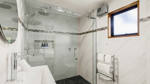 Bruser, hårtørrer, håndklæder, Toiletpapir
