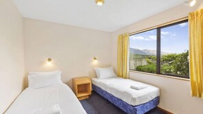 5 bedrooms, iron/ironing board, WiFi, bed sheets