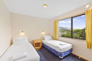 5 室のベッドルーム、デスク、アイロン / アイロン台、旅行用ベビーベッド