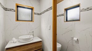 Shower, hair dryer, towels, toilet paper - Golden Heights - family friendly with spa pool (Queenstown)