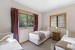 4 間睡房、書桌、熨斗/熨衫板、可攜式嬰兒床