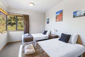 4 Schlafzimmer, Schreibtisch, Bügeleisen/Bügelbrett, Reisekinderbett