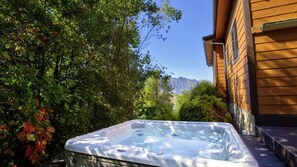 Outdoor spa tub - Hensman Heights- family home with outdoor spa pool (Queenstown)