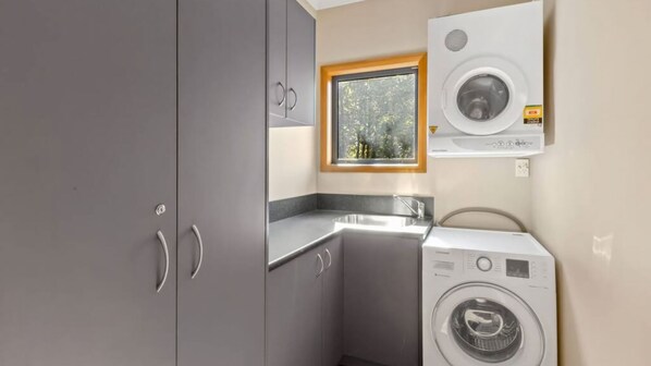 Interior - Hensman Heights- family home with outdoor spa pool (Queenstown)