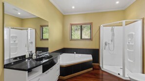 Shower, hair dryer, towels - Hensman Heights- family home with outdoor spa pool (Queenstown)