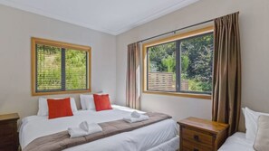 4 bedrooms, iron/ironing board, WiFi, bed sheets - Hensman Heights- family home with outdoor spa pool (Queenstown)