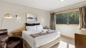 4 bedrooms, iron/ironing board, WiFi, bed sheets - Hensman Heights- family home with outdoor spa pool (Queenstown)