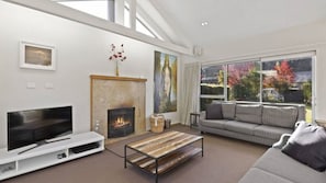 Smart TV, fireplace - Coronet View - Family home with BBQ close to town (Arthurs Point)