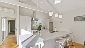 Fridge, microwave, oven, stovetop - Coronet View - Family home with BBQ close to town (Arthurs Point)