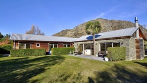 Exterior - Coronet View - Family home with BBQ close to town (Arthurs Point)