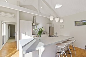 Køleskab, mikrobølgeovn, ovn, kogeplade