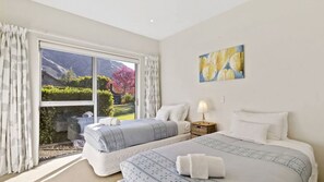 4 bedrooms, iron/ironing board, WiFi, bed sheets - Coronet View - Family home with BBQ close to town (Arthurs Point)