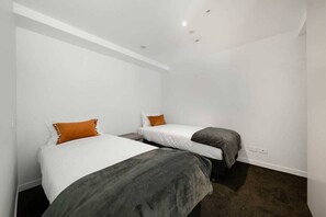 2 Schlafzimmer, Schreibtisch, Bügeleisen/Bügelbrett, Reisekinderbett