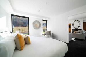 2 slaapkamers, een bureau, een strijkplank/strijkijzer, reisbedje