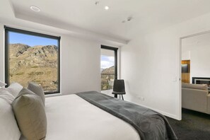 2 Schlafzimmer, Schreibtisch, Bügeleisen/Bügelbrett, Reisekinderbett