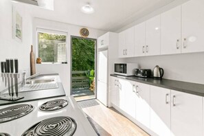 Frigorífico, microondas, horno y placa de cocina