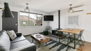 Smart TV, fireplace, Netflix, streaming services