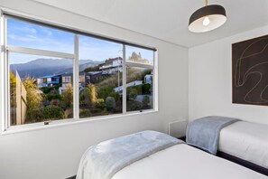 2 chambres, bureau, fer et planche à repasser, lit parapluie