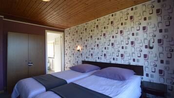 Cottage | 7 bedrooms, bed sheets