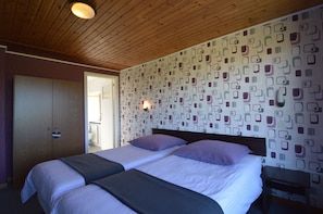 7 bedrooms, bed sheets