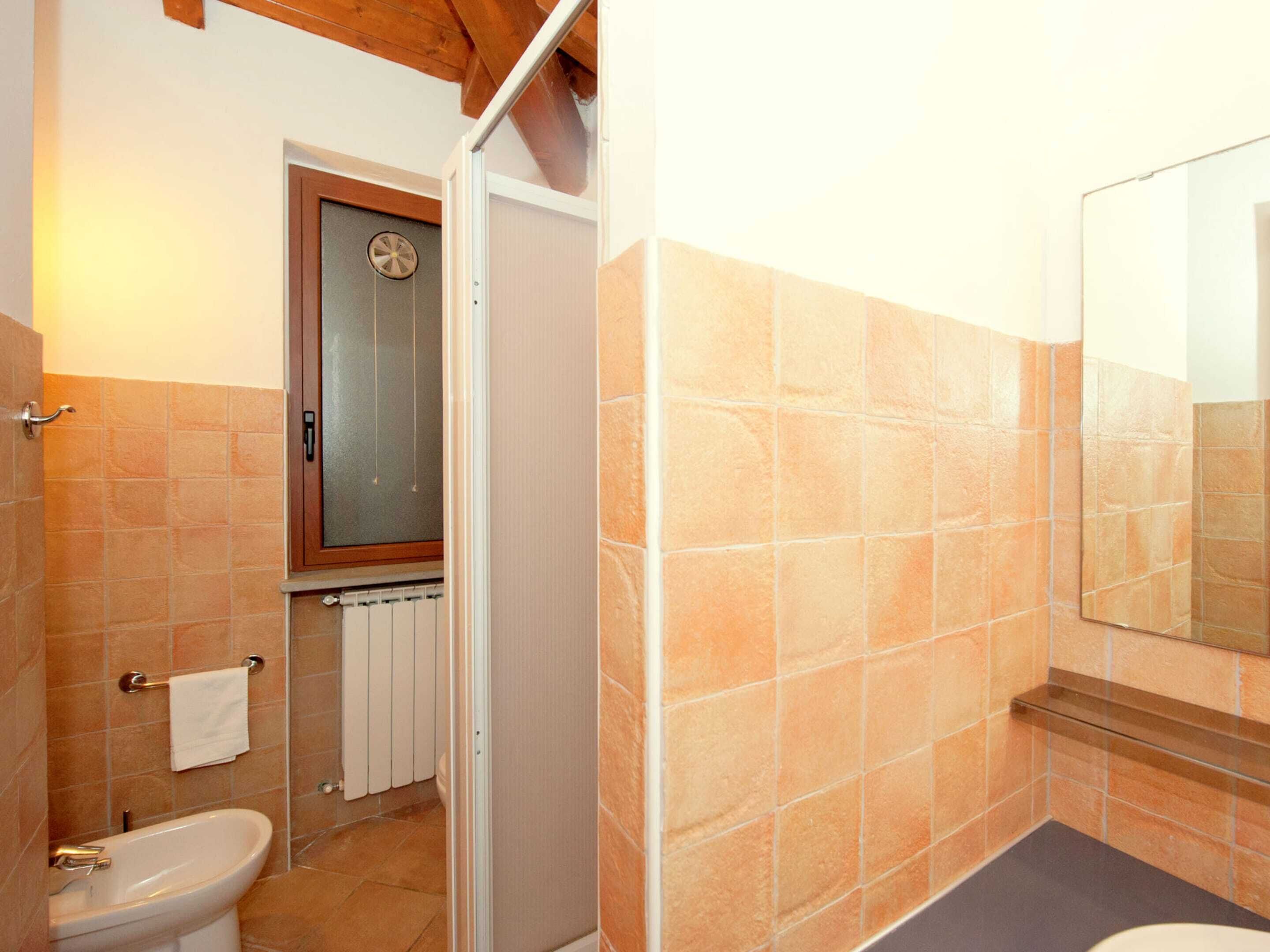 Un baño con inodoro, bidé y zona de ducha.