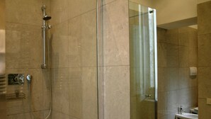 Apartment | Bathroom - Belvilla by OYO Modern Apartment in Rome Near Sea (Rome)