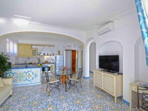 House | Dining - Apartment near Praia with Large Terrace & Spectacular Views (Praiano)