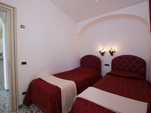 House | 2 bedrooms, bed sheets - Apartment near Praia with Large Terrace & Spectacular Views (Praiano)
