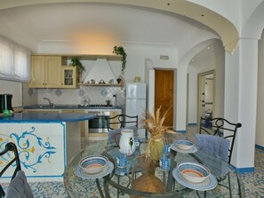 House | Private kitchen | Cookware/dishes/utensils - Apartment near Praia with Large Terrace & Spectacular Views (Praiano)