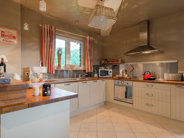 House | Private kitchen | Highchair - Holiday Home in Thirimont Near Forest & Sauna (Waimes)