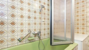 Ferienhaus | Badezimmer | Duschwanne, Handtücher