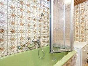House | Bathroom | Combined shower/tub, towels - Cosy Apartment in the Black Forest With Balcony in an Idyllic Location (Ibach)
