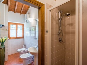 Ferienhaus | Badezimmer | Dusche, Handtücher