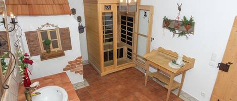 Un bagno rustico con un armadietto in legno, un lavandino e un piccolo tavolo.