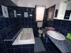 Apartment | Bathroom