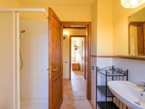 Shower, towels