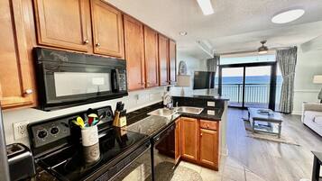 Geladeira, micro-ondas, fogão, cooktop