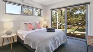 6 bedrooms, WiFi, bed sheets