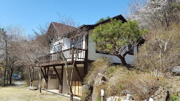 Yellow room | 1 bedroom, individually decorated, individually furnished