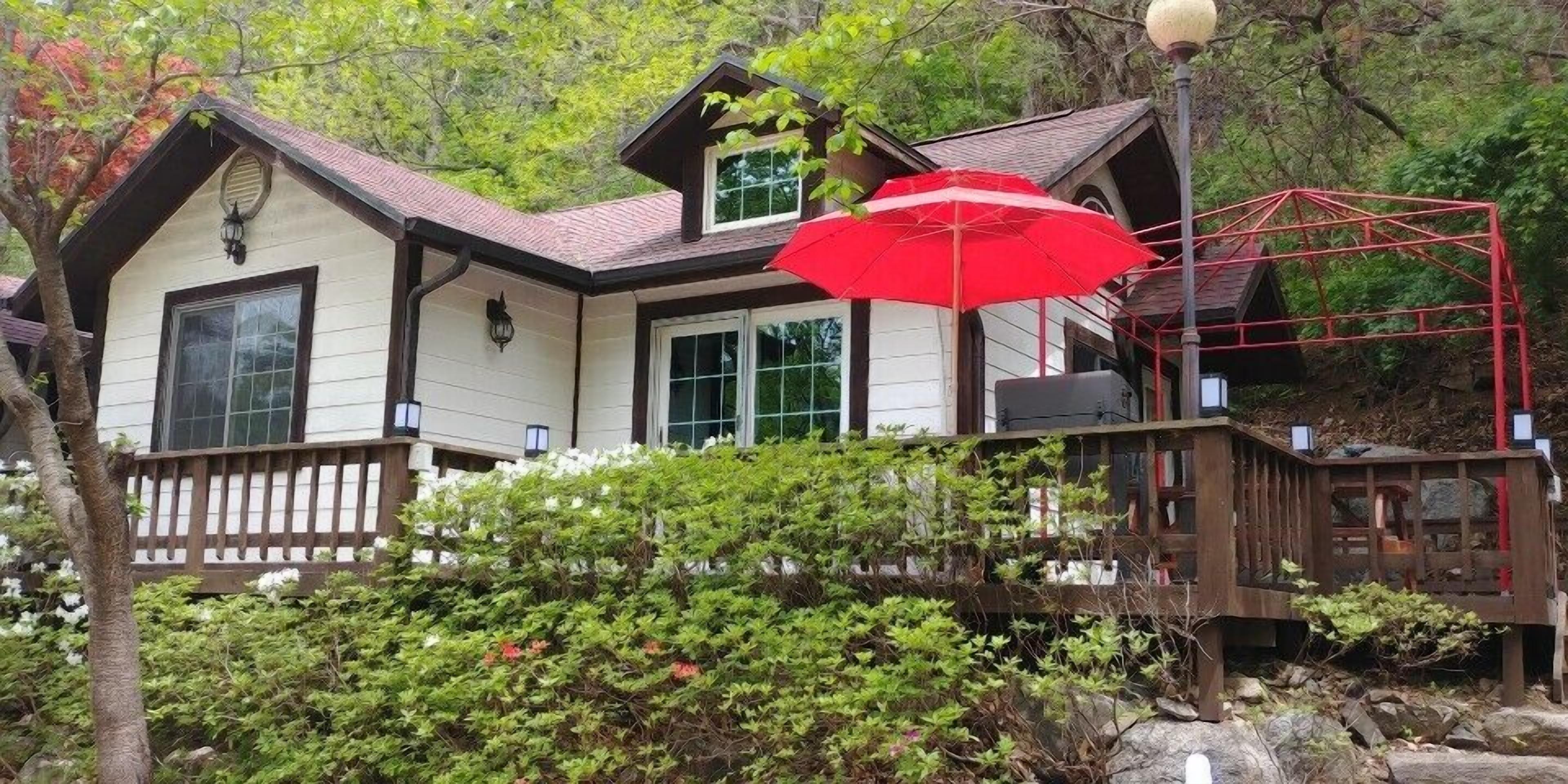 Blue room | Individually decorated, individually furnished, laptop workspace