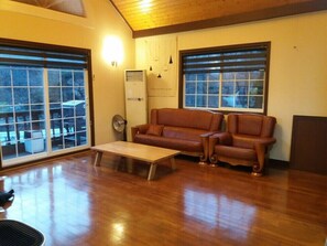 Yellow room | Living room