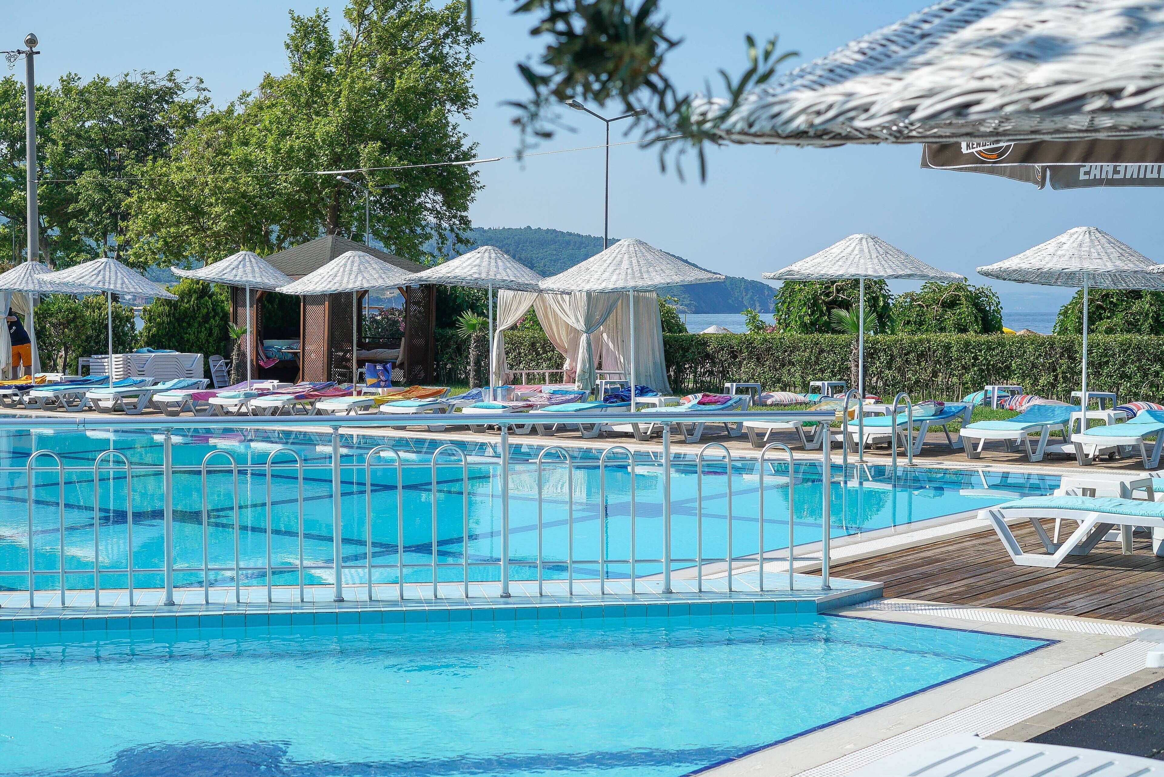 seasonal outdoor pool, pool loungers