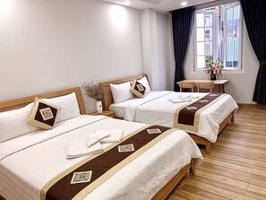 Phòng dành cho gia đình | Bàn, khu vực làm việc phù hợp cho laptop 