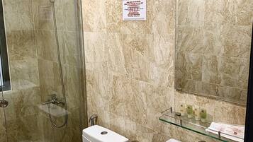 Ducha, artículos de tocador gratuitos, pantuflas, toallas