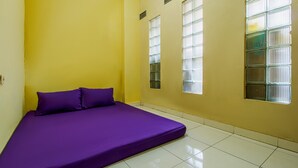 Standard Double Room - Ungu Kostel Fly Over Kircon Syariah (Bandung)