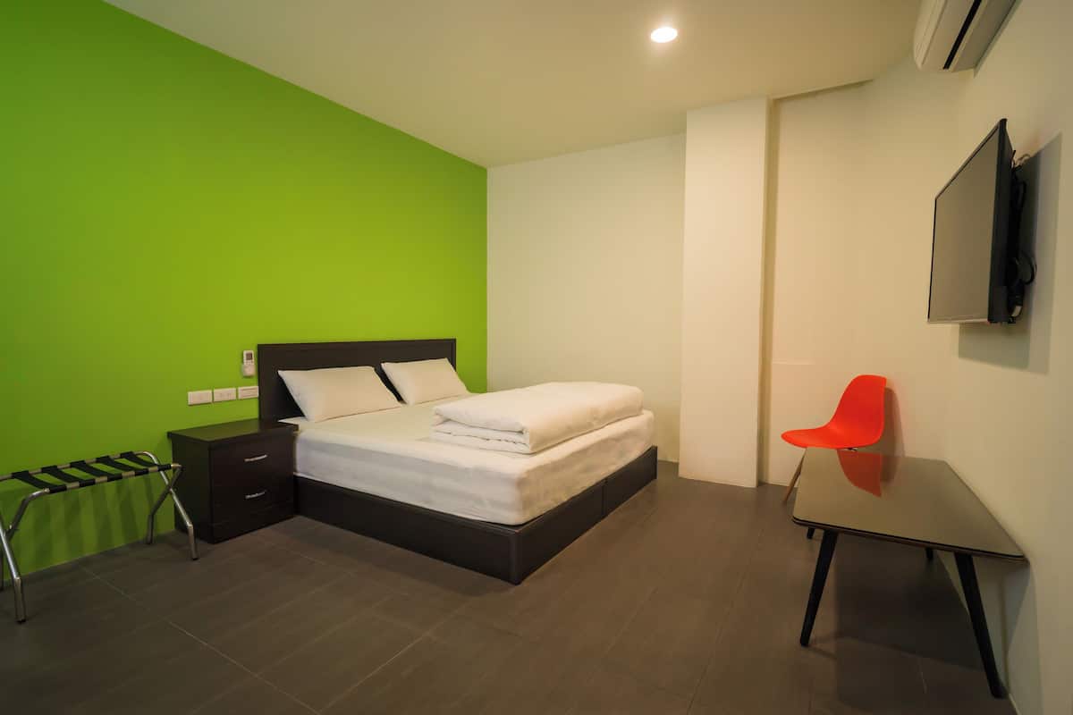 Eenvoudige tweepersoonskamer, 1 kingsize bed | Donzen dekbedden, geluiddichte muren, gratis wifi, beddengoed