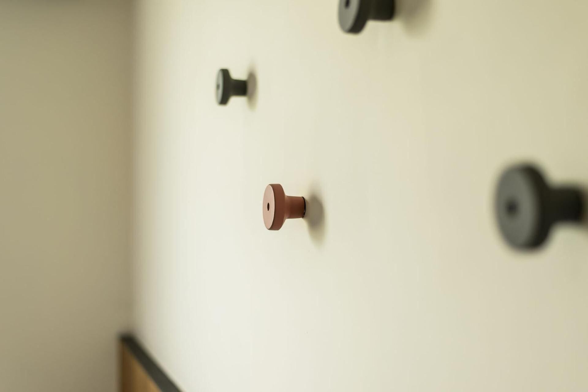 Pared con tres picaportes.