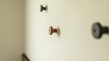 Pared con tres picaportes.