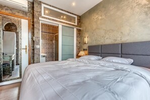 Colchones con pillow-top y caja de seguridad en la habitación