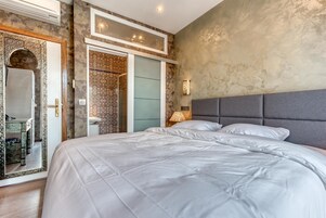 Camas com colchões pillow-top, cofres nos quartos, escrivaninha